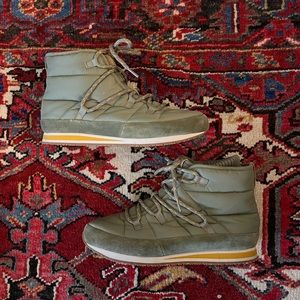 Teva Ember Lace Boot Size 9